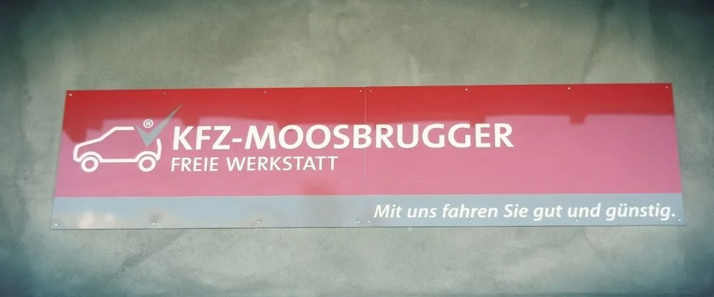 Offizielles rotes Titelbild von KFZ-Moosbrugger mit Wortmarke und Leitsatz